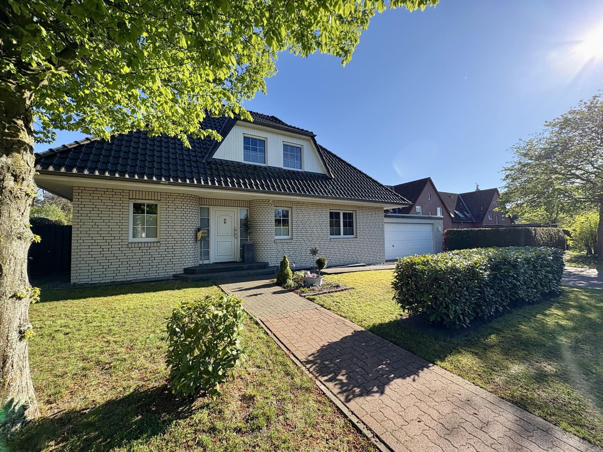 Attraktives Einfamilienhaus aus 1997 in familienfreundlicher Lage von Nienburg-Holtorf – Bild 1