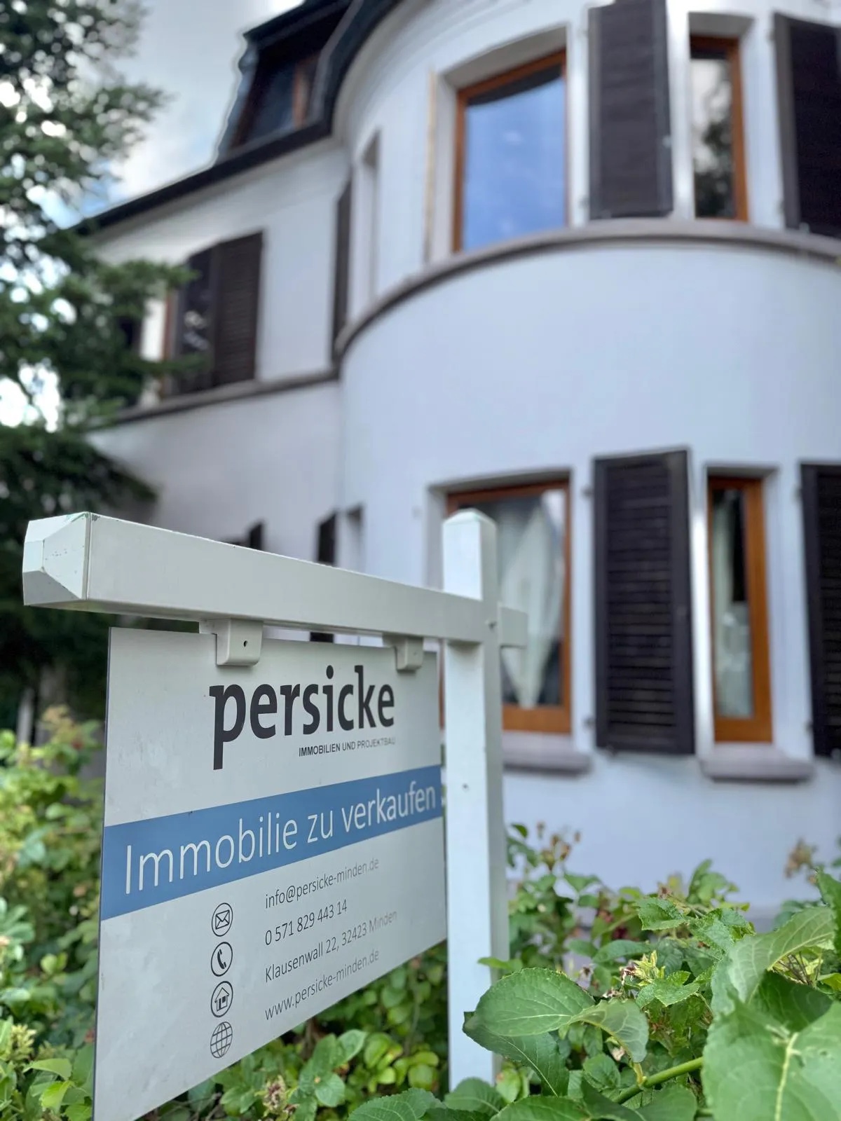 Persicke Immobilien – Verkaufsschild vor dem Haus